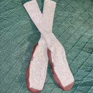 Size 8-9 Acorn Slippers!